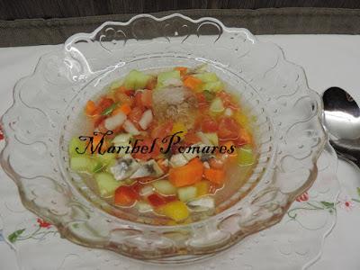 Ensalada de verano con boquerones en vinagre.