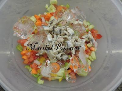 Ensalada de verano con boquerones en vinagre.