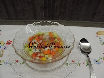 Ensalada de verano con boquerones en vinagre.