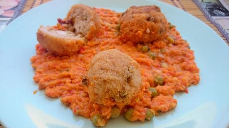 Bolitas de arroz rellenas de queso azúl vegano BlueRisella con salsa de zanahoria y guisantes