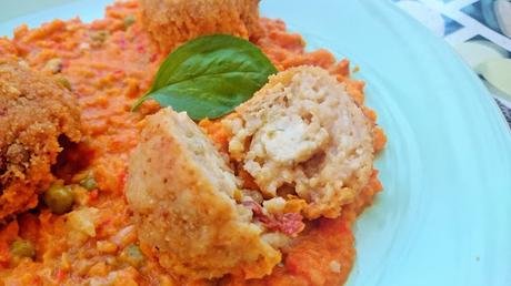 Bolitas de arroz rellenas de queso azúl vegano BlueRisella con salsa de zanahoria y guisantes