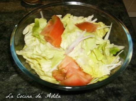 Ensalada con crujientes ,de queso y jamón