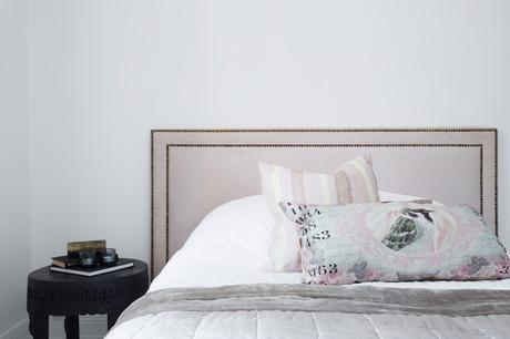 Blanco y negro en la decoración de un apartamento.