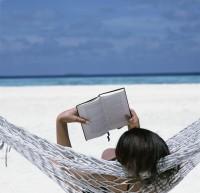 Los hábitos de lectura de los españoles varían en verano, según un estudio