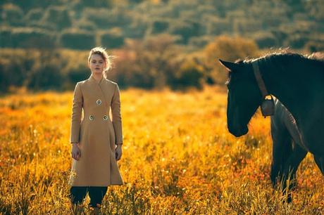 Frida Gustavsson luce moda de otoño en una nueva editorial para ELLE Suecia