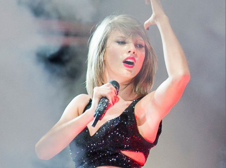 Taylor Swift se lleva un susto en pleno concierto