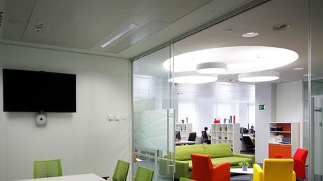 sala de reuniones y area de trabajo oficinas Tuenti Madrid