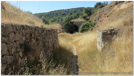 Senda entre la trinchera del trazado ferroviario