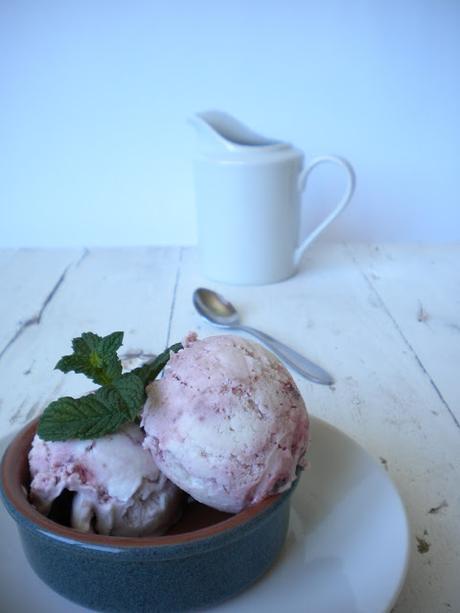 Helado de nata con salsa de cerezas