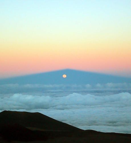 Salida de la Luna a través de la sombra de un volcán