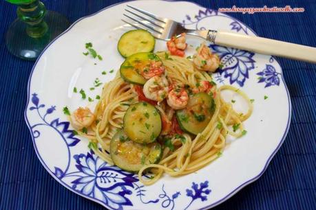 Pasta con gambas peladas, calabacines y tomates cherry