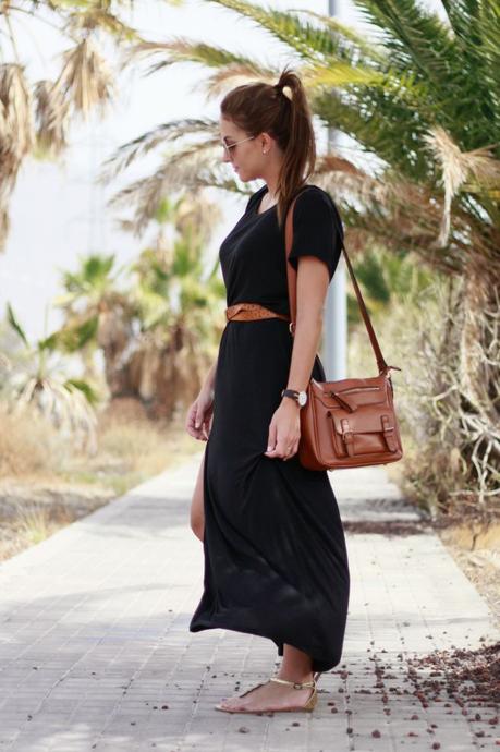 Combina tu maxivestido negro con complementos en marrón