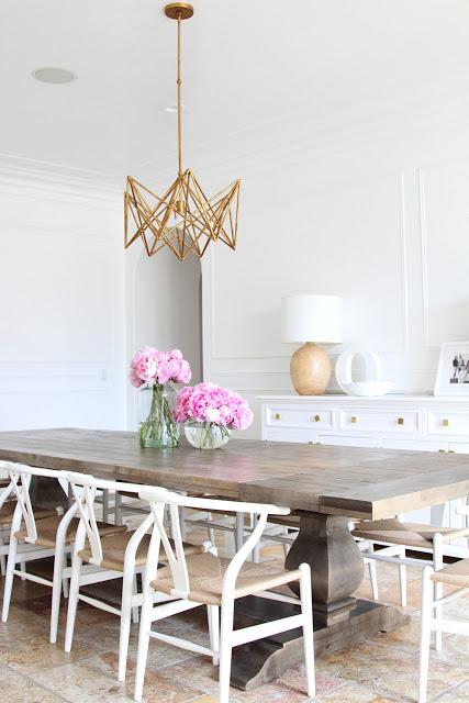 ANTES/DESPUÉS: CÓMO TRANSFORMAR UN SALÓN OSCURO EN OTRO LUMINOSO Y CHIC