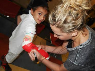 Jennifer Lawrence visita un hospital infantil en Canadá