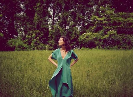 Phoebe Tonkin luce diseños bohemios para Free People