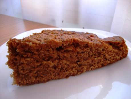 Bizcocho con crema de chocolate y avellanas