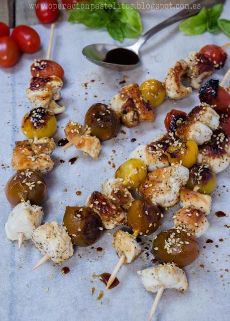 brochetas-pollo-tomates-cherry