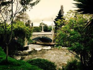 Como Cuenca tiene cuatro ríos, usted podrá hallar muchos puentes (incluso uno roto).