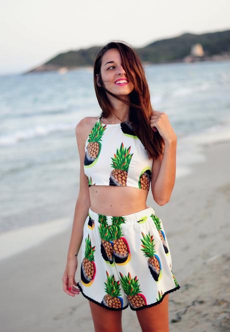 DOS PIEZAS CON ESTAMPADO DE PIÑAS