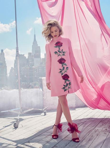 Rosie Huntington-Whiteley posa con tonos pastel para Harper's Bazaar UK