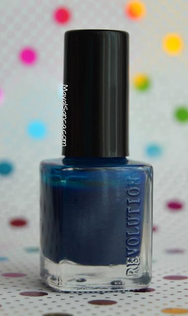 Swatches en mis uñas de esmaltes de MAKEUP REVOLUTION// MAKEUP REVOLUTION nail polishes nail swatches