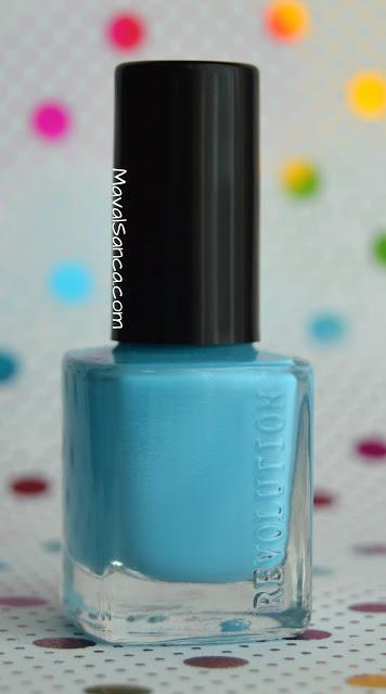 Swatches en mis uñas de esmaltes de MAKEUP REVOLUTION// MAKEUP REVOLUTION nail polishes nail swatches