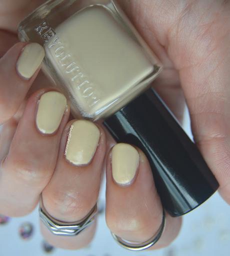 Swatches en mis uñas de esmaltes de MAKEUP REVOLUTION// MAKEUP REVOLUTION nail polishes nail swatches