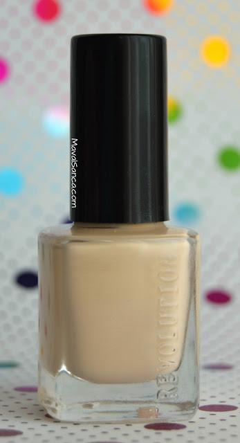 Swatches en mis uñas de esmaltes de MAKEUP REVOLUTION// MAKEUP REVOLUTION nail polishes nail swatches