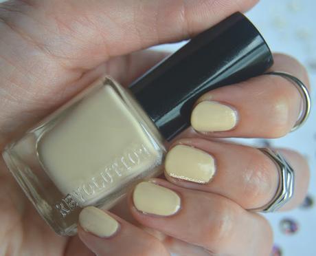 Swatches en mis uñas de esmaltes de MAKEUP REVOLUTION// MAKEUP REVOLUTION nail polishes nail swatches