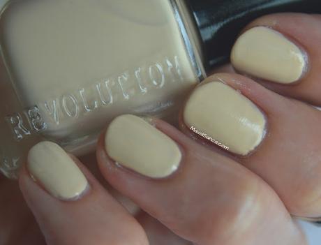 Swatches en mis uñas de esmaltes de MAKEUP REVOLUTION// MAKEUP REVOLUTION nail polishes nail swatches