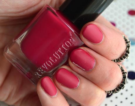 Swatches en mis uñas de esmaltes de MAKEUP REVOLUTION// MAKEUP REVOLUTION nail polishes nail swatches