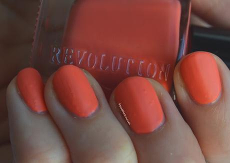 Swatches en mis uñas de esmaltes de MAKEUP REVOLUTION// MAKEUP REVOLUTION nail polishes nail swatches