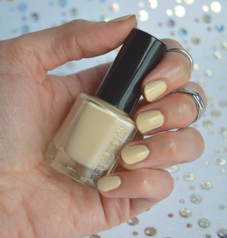 Swatches en mis uñas de esmaltes de MAKEUP REVOLUTION// MAKEUP REVOLUTION nail polishes nail swatches