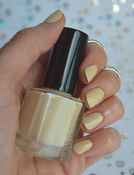 Swatches en mis uñas de esmaltes de MAKEUP REVOLUTION// MAKEUP REVOLUTION nail polishes nail swatches