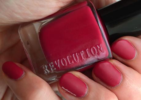 Swatches en mis uñas de esmaltes de MAKEUP REVOLUTION// MAKEUP REVOLUTION nail polishes nail swatches