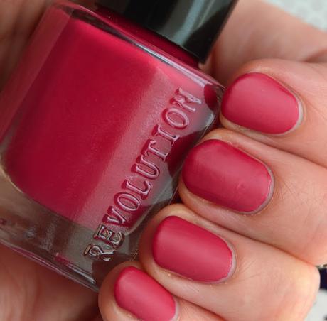 Swatches en mis uñas de esmaltes de MAKEUP REVOLUTION// MAKEUP REVOLUTION nail polishes nail swatches