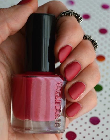 Swatches en mis uñas de esmaltes de MAKEUP REVOLUTION// MAKEUP REVOLUTION nail polishes nail swatches