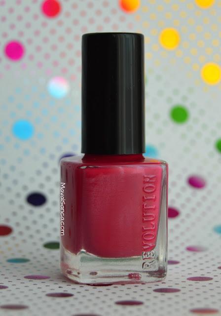 Swatches en mis uñas de esmaltes de MAKEUP REVOLUTION// MAKEUP REVOLUTION nail polishes nail swatches