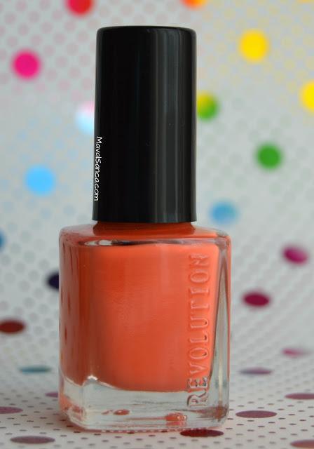 Swatches en mis uñas de esmaltes de MAKEUP REVOLUTION// MAKEUP REVOLUTION nail polishes nail swatches