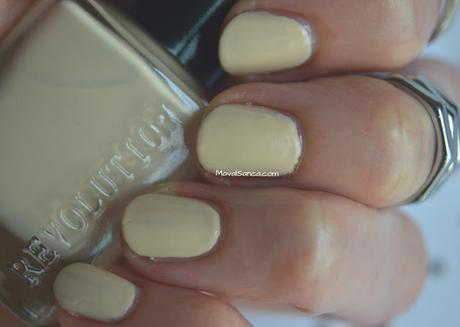 Swatches en mis uñas de esmaltes de MAKEUP REVOLUTION// MAKEUP REVOLUTION nail polishes nail swatches