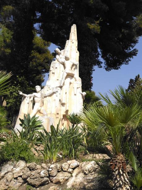 Monumento a los descubridores de la cueva. 