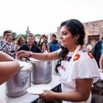 Gran éxito la venta de tamales de Carmen Mirdanda a beneficio
