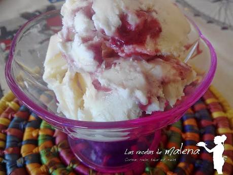Helado de queso con mermelada de frambuesa