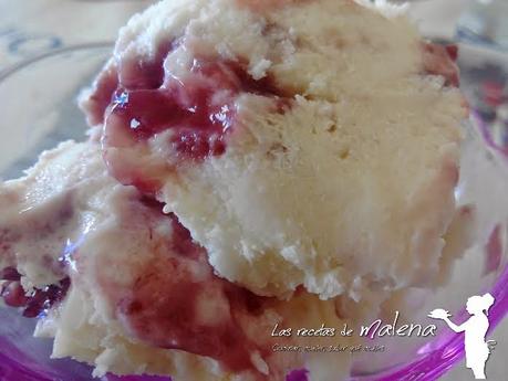 Helado de queso con mermelada de frambuesa