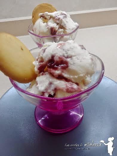 Helado de queso con mermelada de frambuesa
