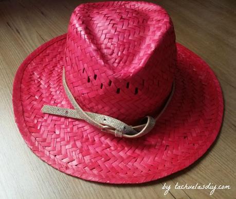 3 ideas diy para customizar sombreros de paja tipo cowgirl o borsalino con materiales que tengamos en casa como un cinturón,retales,cadenas,plumas o abalorios.