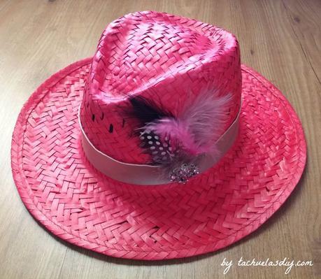 3 ideas diy para customizar sombreros de paja tipo cowgirl o borsalino con materiales que tengamos en casa como un cinturón,retales,cadenas,plumas o abalorios.