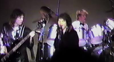 Vídeo: El batería de Foo Fighters, Taylor Hawkins, tocando con su banda del instituto en 1987