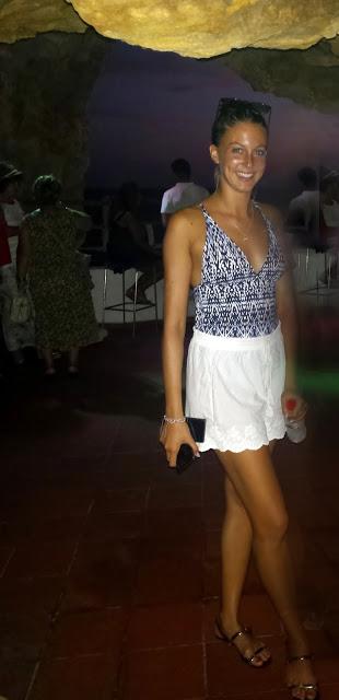 Look sport chic en Cova d´en Xoroi Menorca