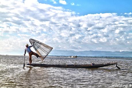 Recorriendo el lago Inle en canoa